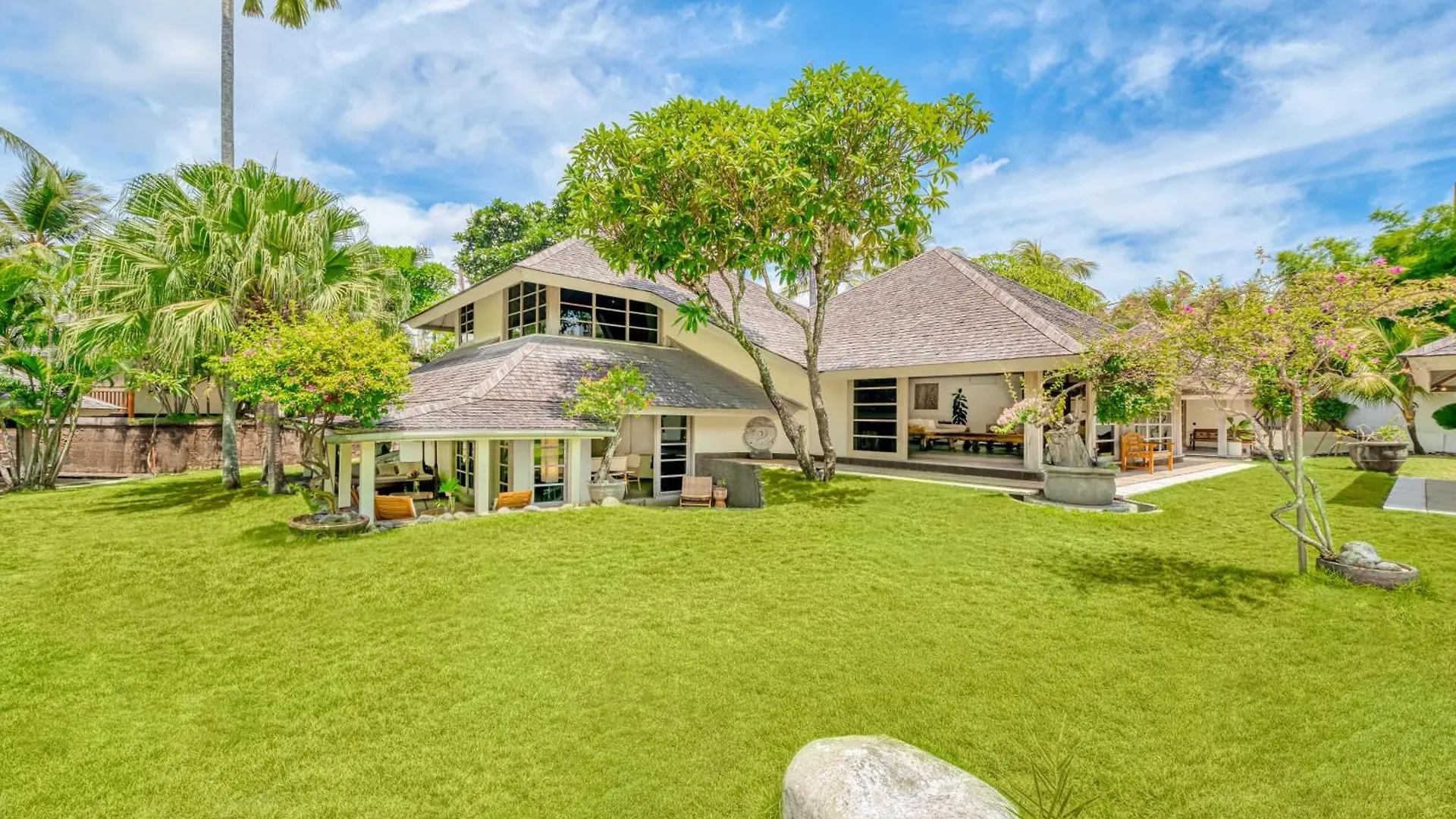 Spacious 2 Villas Combined 9 Bedrooms 2 Pools Seminyak  0*, Seminyak (Bali) Indonesia