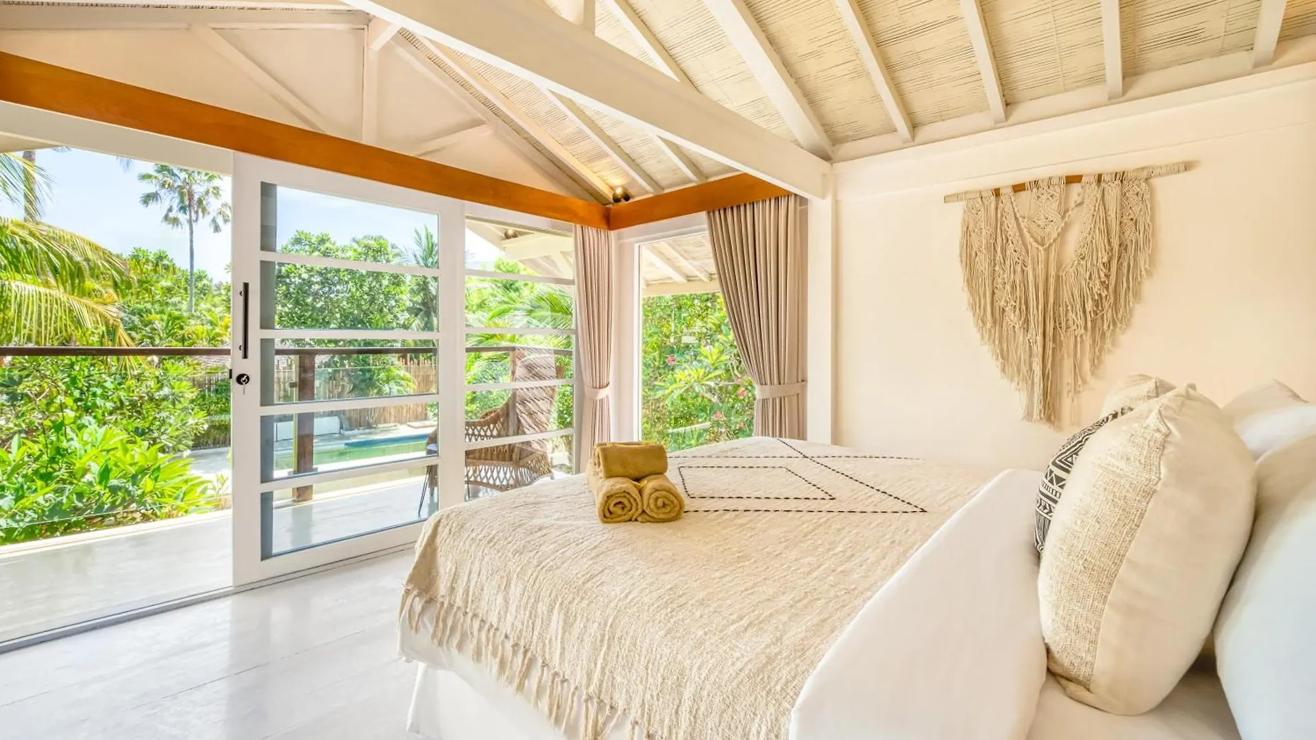 Spacious 2 Villas Combined 9 Bedrooms 2 Pools Seminyak  0*, Seminyak (Bali)