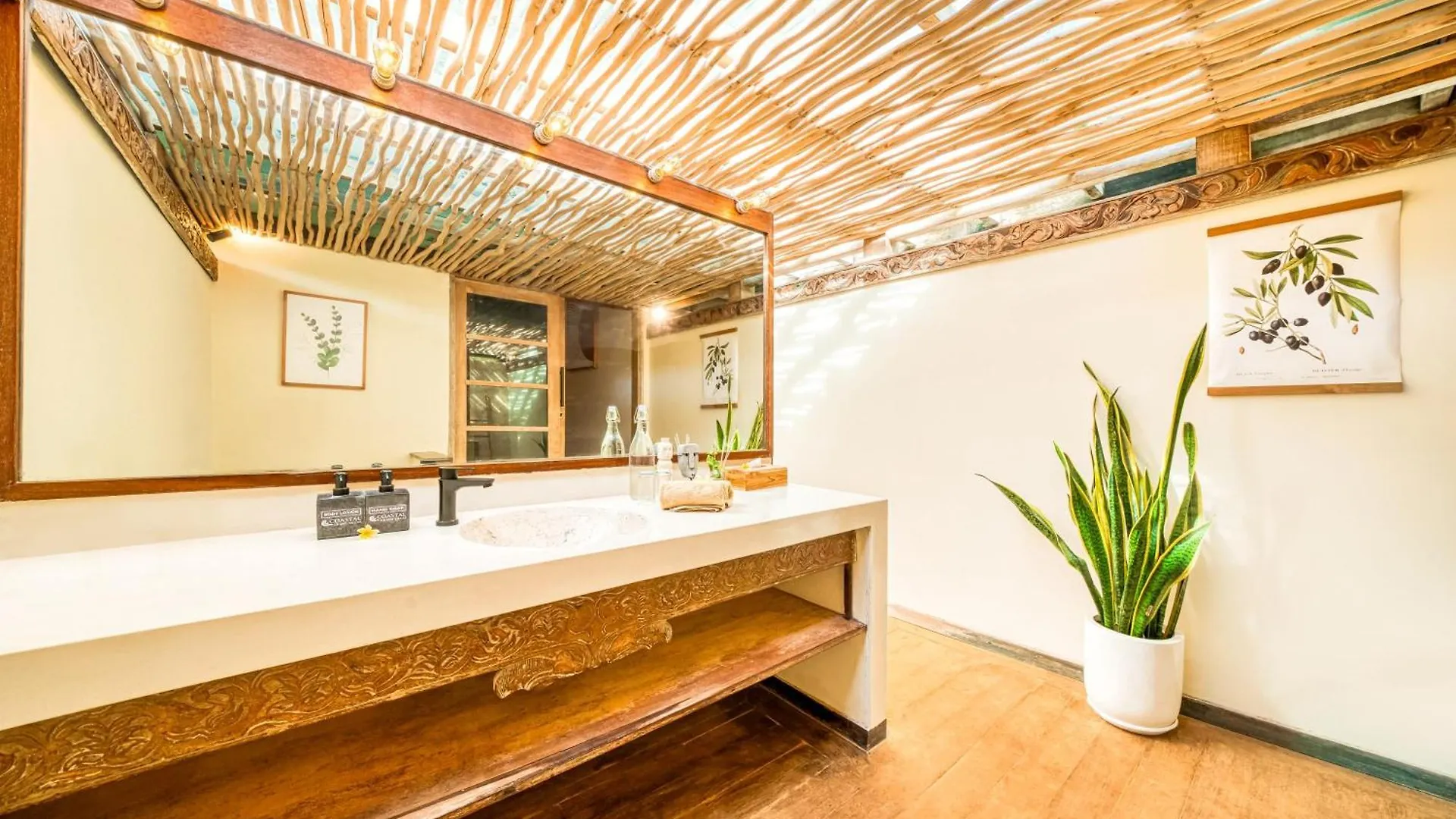 Spacious 2 Villas Combined 9 Bedrooms 2 Pools Seminyak  0*, Seminyak (Bali)