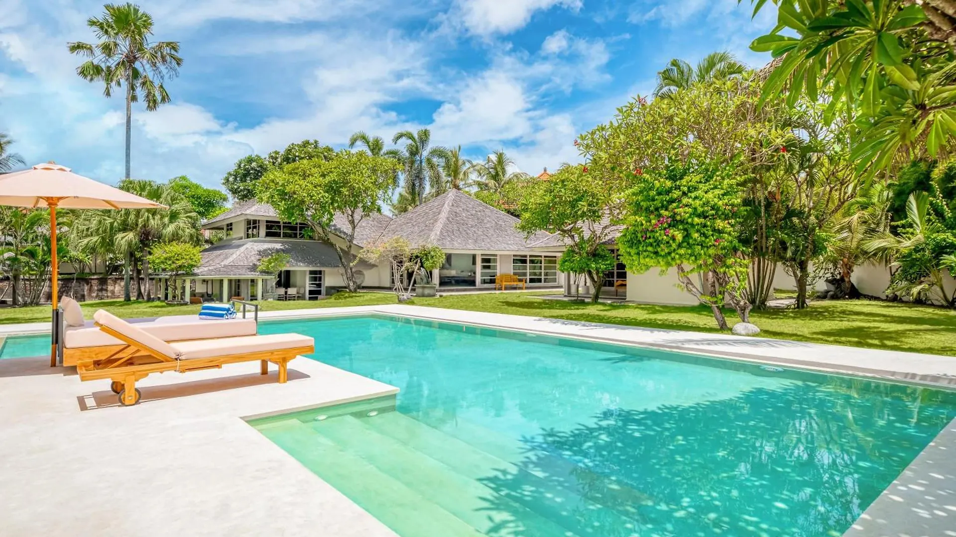 Vakantiehuis Spacious 2 Villas Combined 9 Bedrooms 2 Pools Seminyak