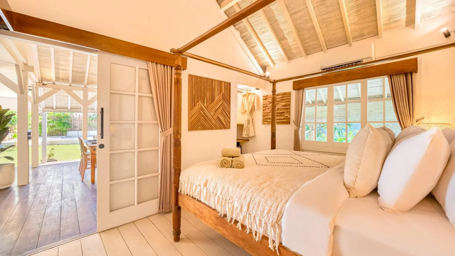 Spacious 2 Villas Combined 9 Bedrooms 2 Pools Seminyak Vakantiehuis