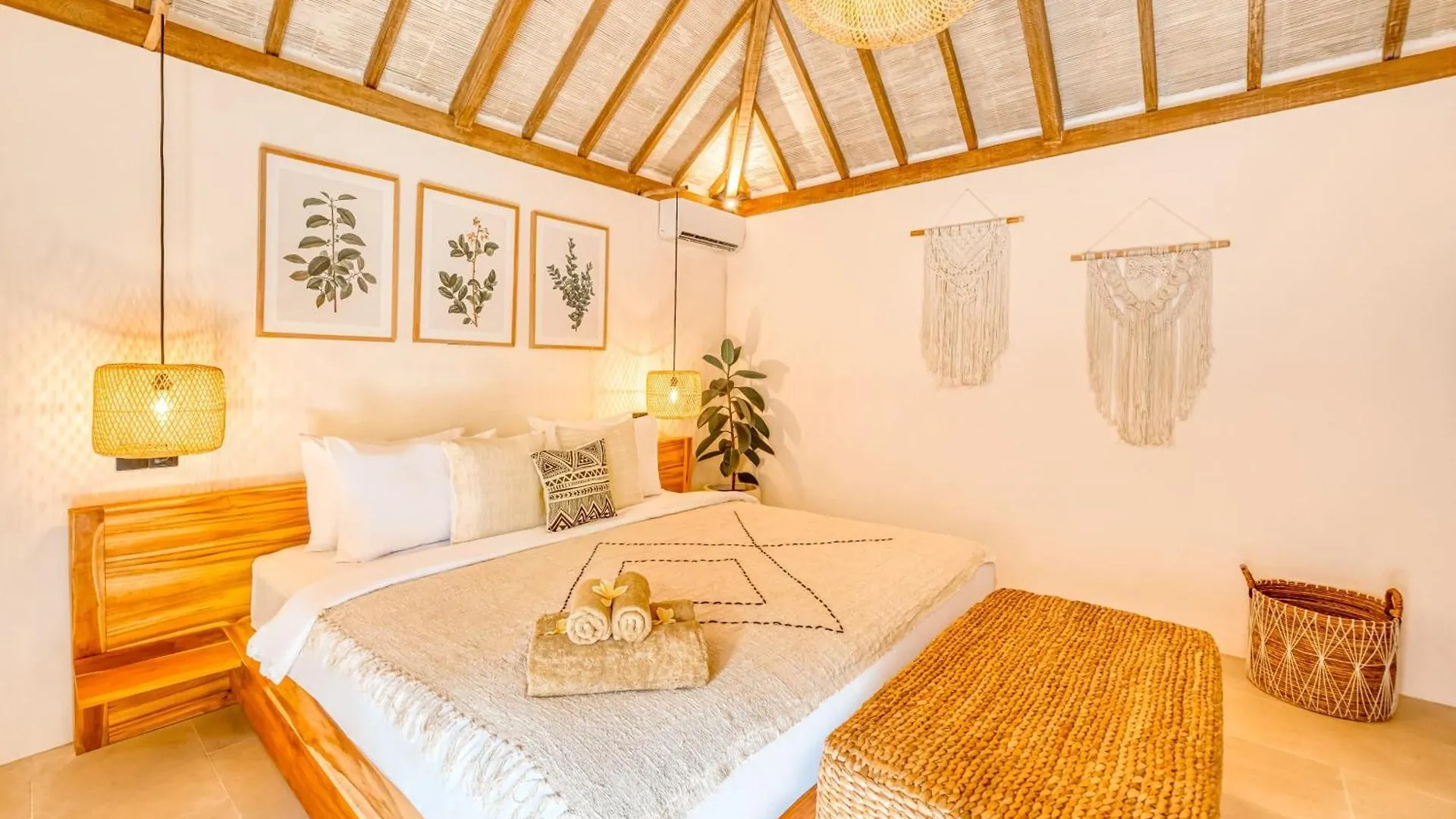 Spacious 2 Villas Combined 9 Bedrooms 2 Pools Seminyak 0*,