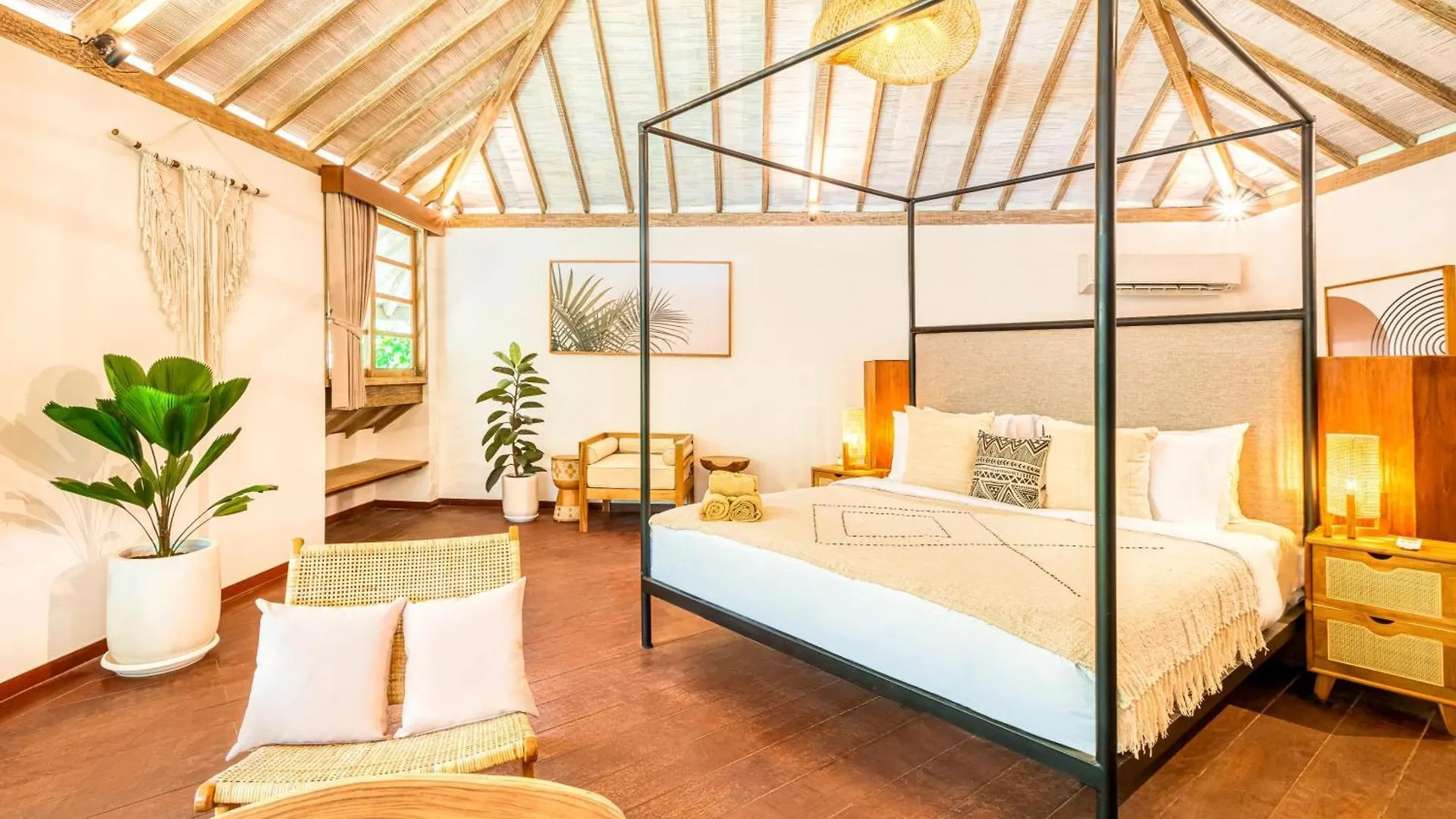 Spacious 2 Villas Combined 9 Bedrooms 2 Pools Seminyak 0*,  Indonesië